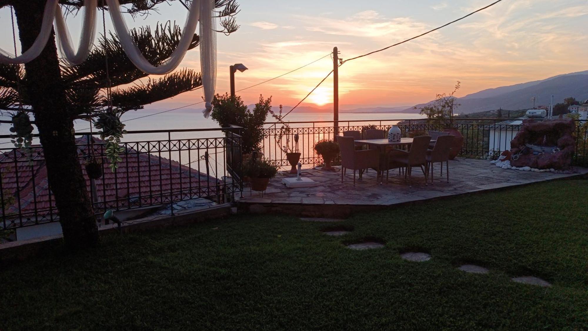 Villa Mesonisi Με Υπέροχη Θέα Στον Παγασητικό!! Áfissos Exterior foto